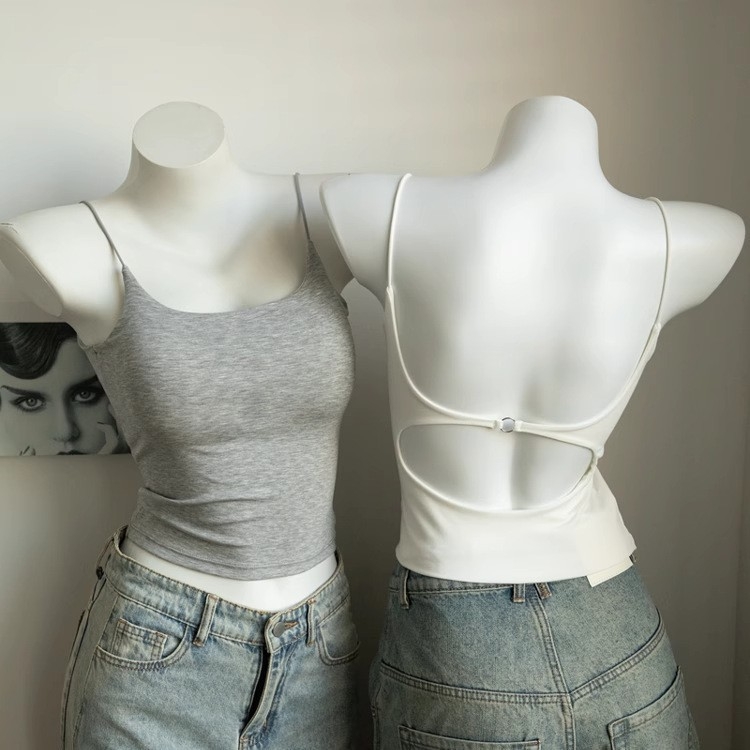 Kamisolė su iškirpte nugaroje ir krūtų pagalvėlėmis, siauras kirpimas, sling dirželiai, apvalus kaklo iškirpimas, viskozė 70–80%, tinkama visiems metų laikams