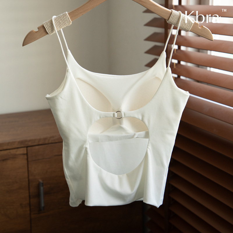 Kamisolė su iškirpte nugaroje ir krūtų pagalvėlėmis, siauras kirpimas, sling dirželiai, apvalus kaklo iškirpimas, viskozė 70–80%, tinkama visiems metų laikams