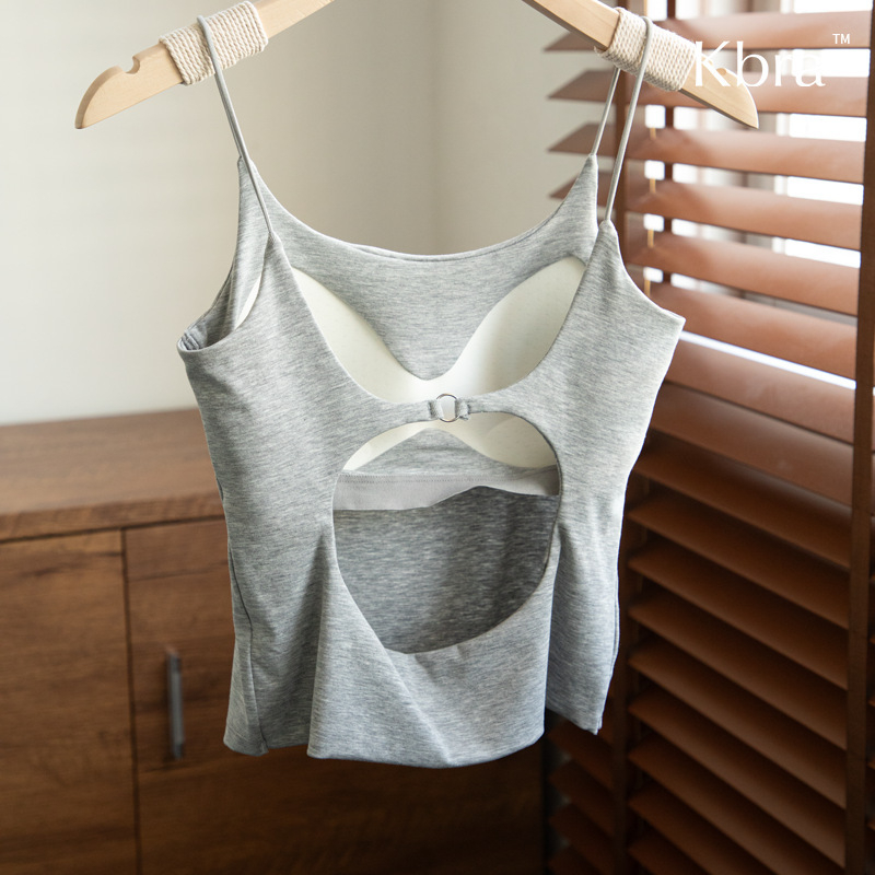 Kamisolė su iškirpte nugaroje ir krūtų pagalvėlėmis, siauras kirpimas, sling dirželiai, apvalus kaklo iškirpimas, viskozė 70–80%, tinkama visiems metų laikams