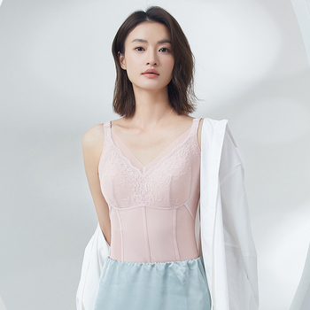 Kamisolė su nėriniais ir krūtinės pagalvėlėmis, V formos iškirptė, petnešėlės tipo sling, nailono audinys