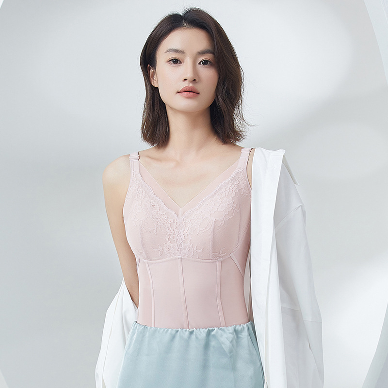 Kamisolė su nėriniais ir krūtinės pagalvėlėmis, V formos iškirptė, petnešėlės tipo sling, nailono audinys