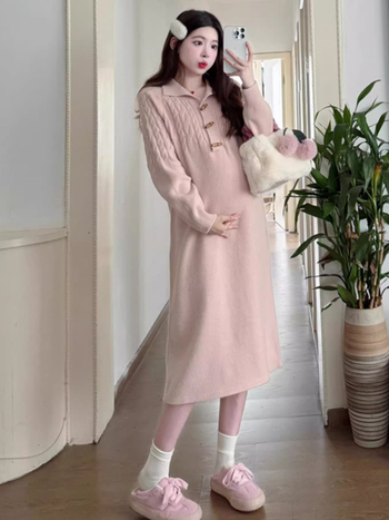 Майчинска плетена рокля-свитер с фенер-пола, дълги ръкави, яка тип лапел; есенно-зимна колекция 2025; полиестер 50-70% смес с акрил под 30%