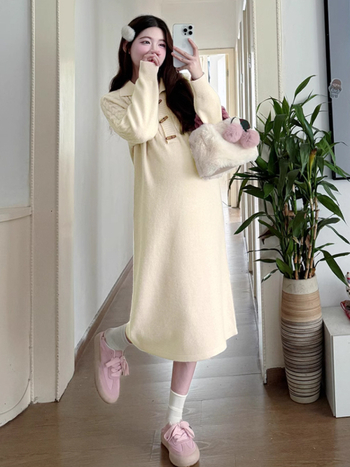 Майчинска плетена рокля-свитер с фенер-пола, дълги ръкави, яка тип лапел; есенно-зимна колекция 2025; полиестер 50-70% смес с акрил под 30%