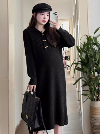 Майчинска плетена рокля-свитер с фенер-пола, дълги ръкави, яка тип лапел; есенно-зимна колекция 2025; полиестер 50-70% смес с акрил под 30%