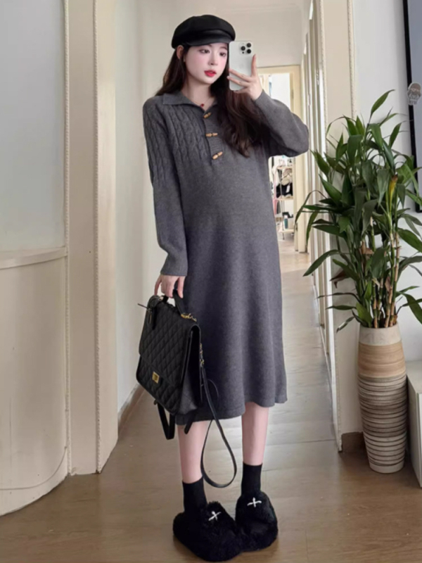 Майчинска плетена рокля-свитер с фенер-пола, дълги ръкави, яка тип лапел; есенно-зимна колекция 2025; полиестер 50-70% смес с акрил под 30%