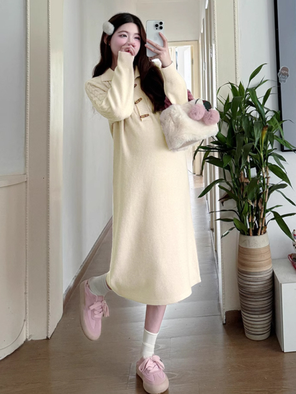 Майчинска плетена рокля-свитер с фенер-пола, дълги ръкави, яка тип лапел; есенно-зимна колекция 2025; полиестер 50-70% смес с акрил под 30%