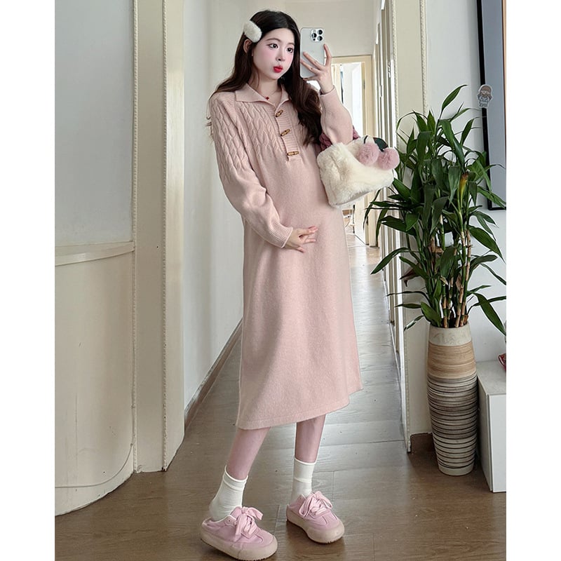 Майчинска плетена рокля-свитер с фенер-пола, дълги ръкави, яка тип лапел; есенно-зимна колекция 2025; полиестер 50-70% смес с акрил под 30%