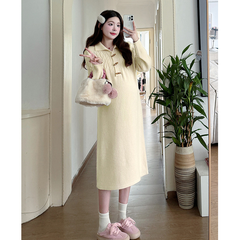 Майчинска плетена рокля-свитер с фенер-пола, дълги ръкави, яка тип лапел; есенно-зимна колекция 2025; полиестер 50-70% смес с акрил под 30%