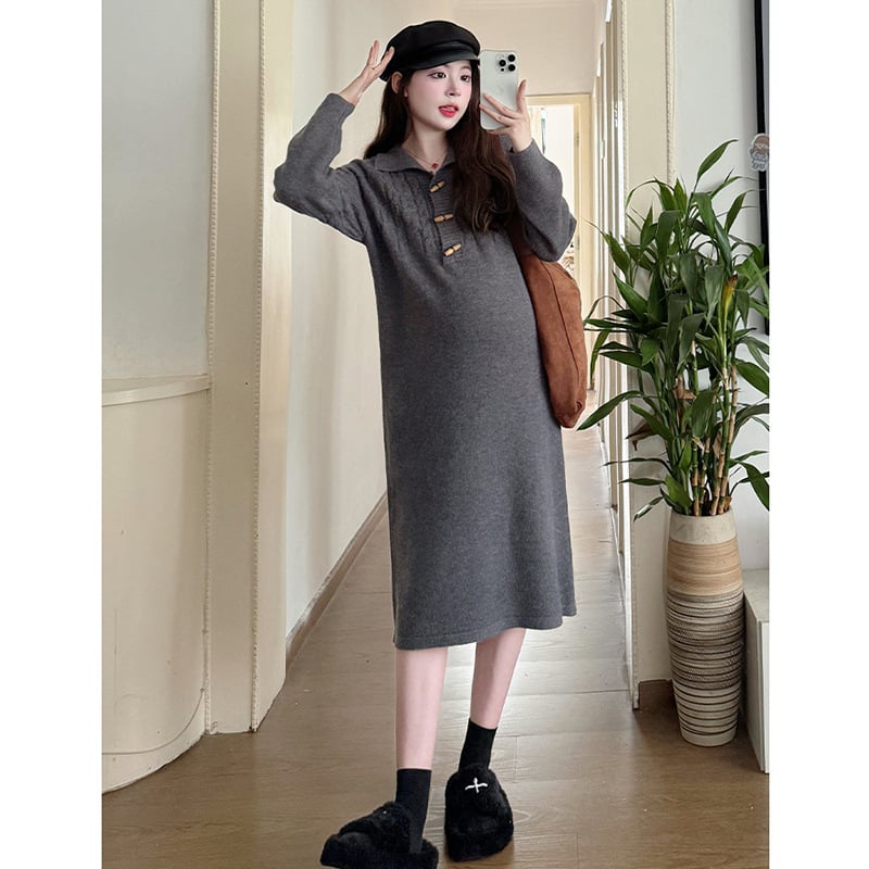 Майчинска плетена рокля-свитер с фенер-пола, дълги ръкави, яка тип лапел; есенно-зимна колекция 2025; полиестер 50-70% смес с акрил под 30%