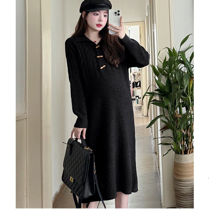 Майчинска плетена рокля-свитер с фенер-пола, дълги ръкави, яка тип лапел; есенно-зимна колекция 2025; полиестер 50-70% смес с акрил под 30%