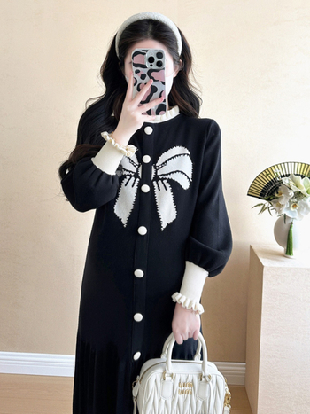 Plisuota midi suknelė su stoviu kaklu, ilgos rankovės, medvilnės-elastano mišinys (70–80% medvilnė, <30% elastanas), mazgų raštas