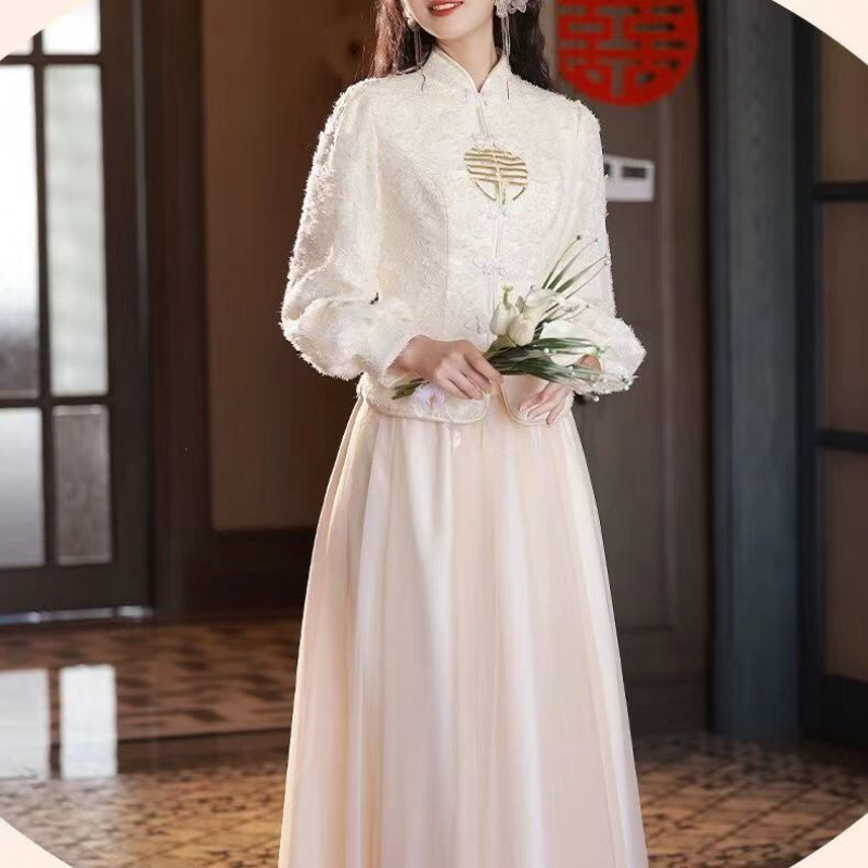 Pamergių suknelė, azijietiško stiliaus įkvėpta, poliesterio audinys (95%+), aukštas liemuo, ilgos rankovės