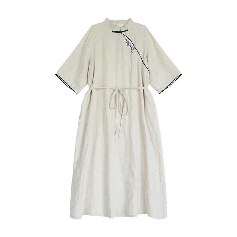 Haljina inspirirana čipao, pamuk s vezom, stojeći ovratnik, A-linijski midi kroj.