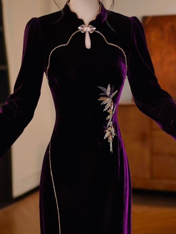 Hiina stiilis kleit, keskmise pikkusega, standing kaelus, pikad varrukad, võrkkiudmaterjal.