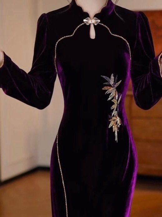 Hiina stiilis kleit, keskmise pikkusega, standing kaelus, pikad varrukad, võrkkiudmaterjal.