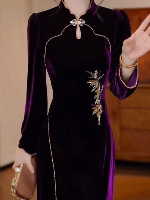 Hiina stiilis kleit, keskmise pikkusega, standing kaelus, pikad varrukad, võrkkiudmaterjal.