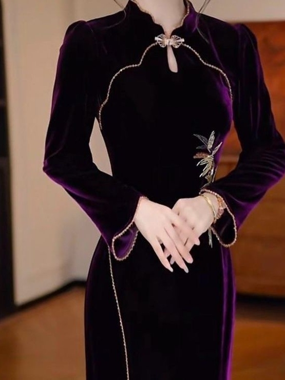 Hiina stiilis kleit, keskmise pikkusega, standing kaelus, pikad varrukad, võrkkiudmaterjal.