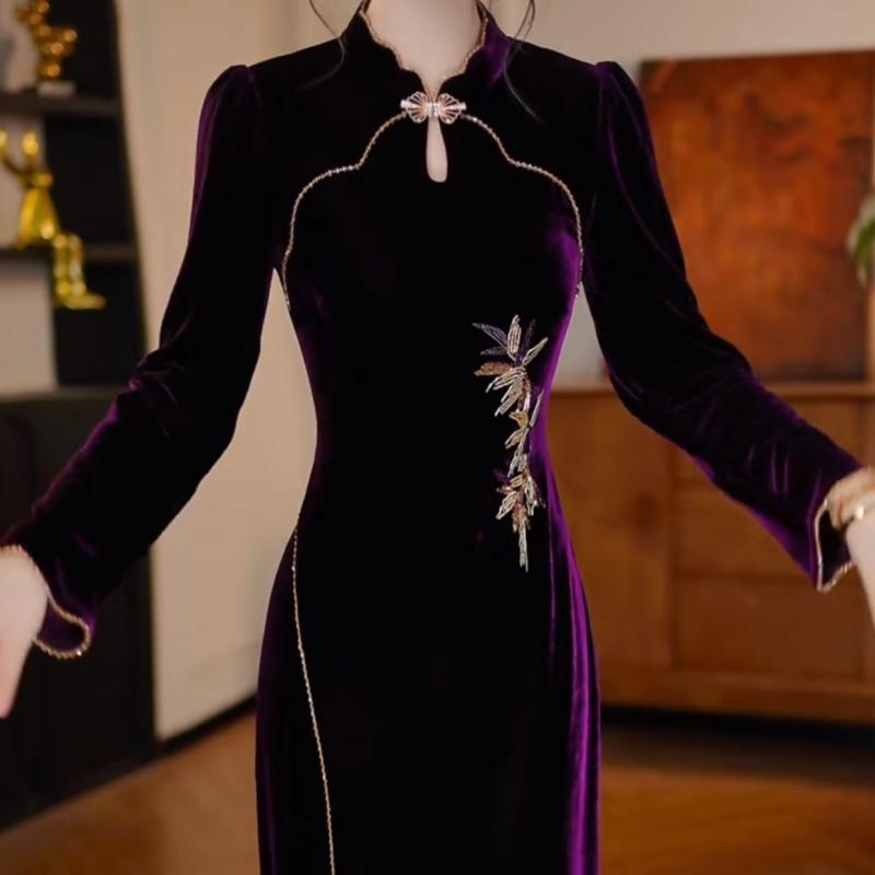 Hiina stiilis kleit, keskmise pikkusega, standing kaelus, pikad varrukad, võrkkiudmaterjal.