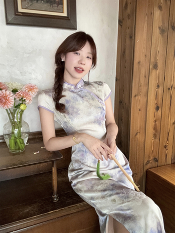 Haljina nadahnjena kineskim stilom cheongsama, pamuk žakard, stojeći ovratnik, kratki rukavi, visok struk