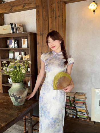 Haljina nadahnjena kineskim stilom cheongsama, pamuk žakard, stojeći ovratnik, kratki rukavi, visok struk