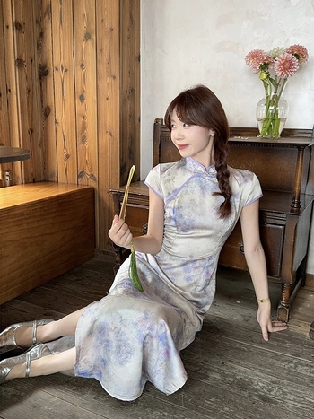 Haljina nadahnjena kineskim stilom cheongsama, pamuk žakard, stojeći ovratnik, kratki rukavi, visok struk