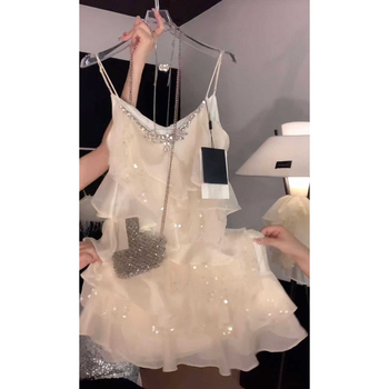 Haljina s trakicama, perlama i šljokicama, bez rukava, kratka naborana suknja, izrez tipa top — elegantan večernji stil