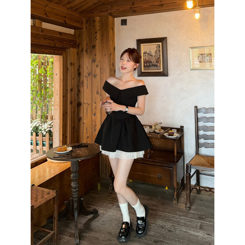 Naistele mõeldud ühe õla kleit, kõrge talje, polüester koos võrgupaneelidega, lühikesed varrukad, printsessi stiil.