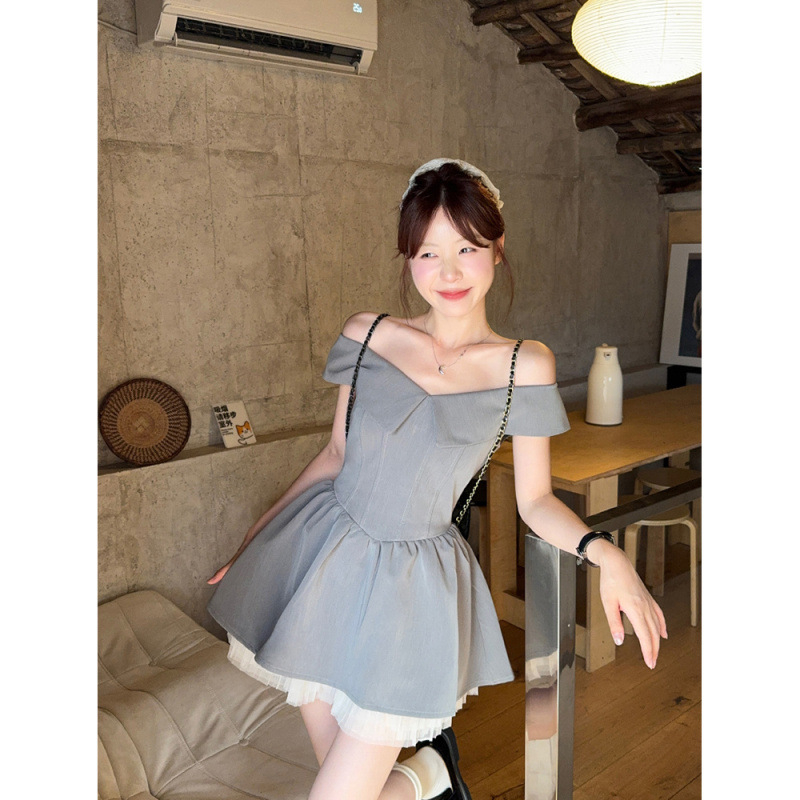 Naistele mõeldud ühe õla kleit, kõrge talje, polüester koos võrgupaneelidega, lühikesed varrukad, printsessi stiil.