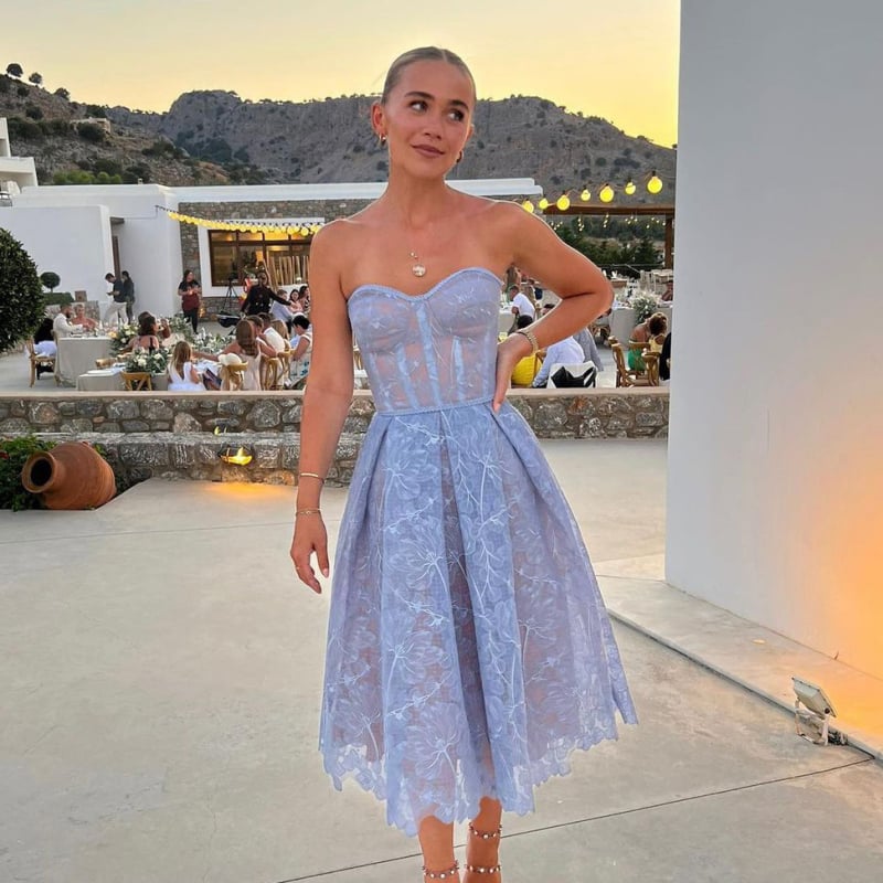 Tikandiga kootud kleit, käevarrukateta, ühetone, A-kõverline midi pikkus, talje keskmisel kõrgusel