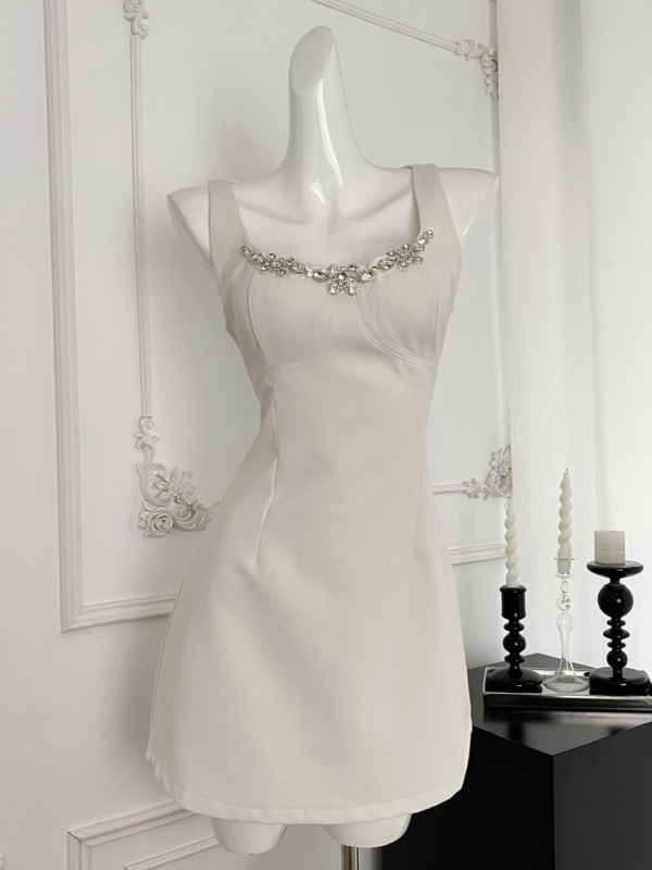 Varrukateta kleit sling-stiilis, U-kaelusega, A-liin ja kõrge talje