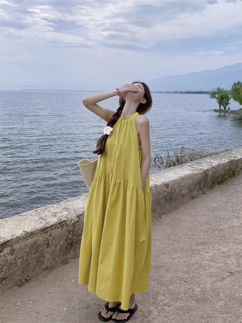 Pikk A-siluetiga kleit halterneck-kaelusega ja õlgade avamisega, polüesterkangast