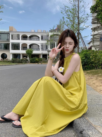 Pikk A-siluetiga kleit halterneck-kaelusega ja õlgade avamisega, polüesterkangast