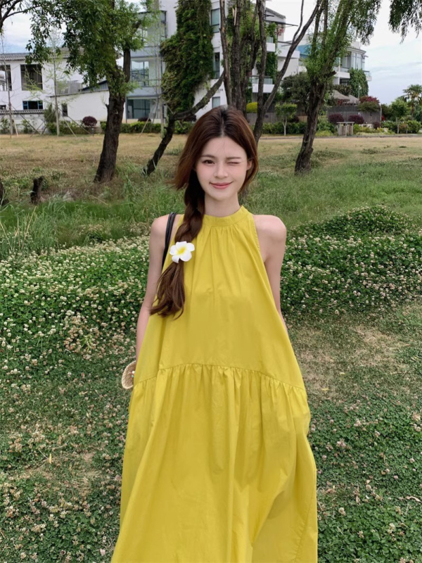 Pikk A-siluetiga kleit halterneck-kaelusega ja õlgade avamisega, polüesterkangast