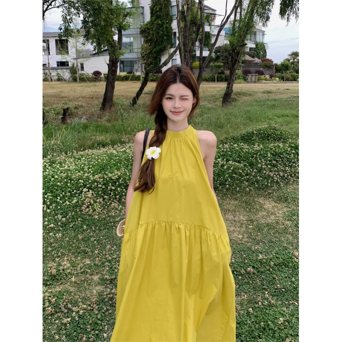 Pikk A-siluetiga kleit halterneck-kaelusega ja õlgade avamisega, polüesterkangast