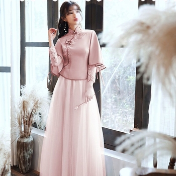 Xiuhe stiliaus pamergių suknelė, A linijos siluetas, U formos iškirptė, 3/4 rankovės, ilga suknelė, satino 395, vinilono-spandekso mišinys, pavasaris 2025