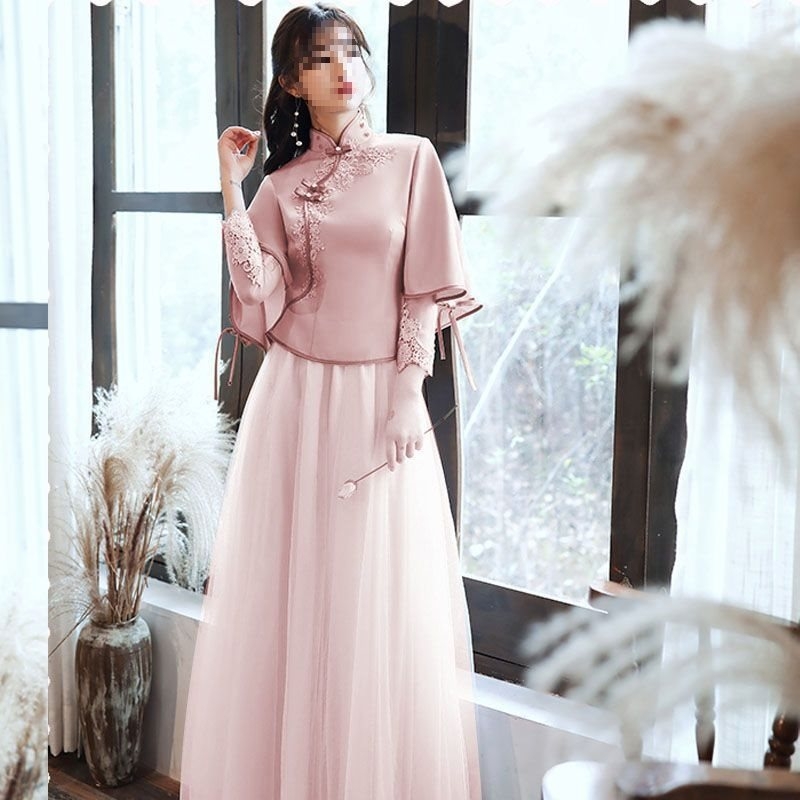 Xiuhe stiliaus pamergių suknelė, A linijos siluetas, U formos iškirptė, 3/4 rankovės, ilga suknelė, satino 395, vinilono-spandekso mišinys, pavasaris 2025