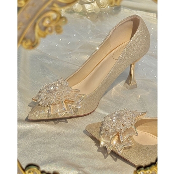 Nuotakų aukštakulniai su smailiu nosimi, blizgi viršutinė medžiaga, 6–8 cm plonas kulnas, PU įdėklas