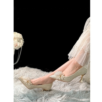 Nuotakų aukštakulniai su smailiu nosimi, blizgi viršutinė medžiaga, 6–8 cm plonas kulnas, PU įdėklas