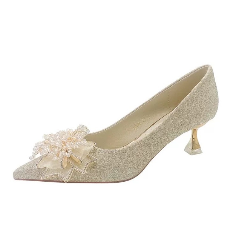 Nuotakų aukštakulniai su smailiu nosimi, blizgi viršutinė medžiaga, 6–8 cm plonas kulnas, PU įdėklas