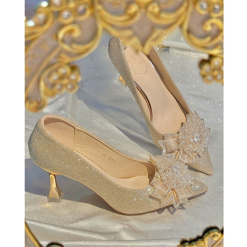 Nuotakų aukštakulniai su smailiu nosimi, blizgi viršutinė medžiaga, 6–8 cm plonas kulnas, PU įdėklas