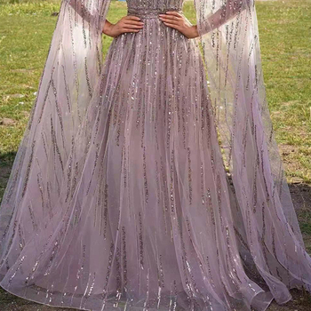 Vakarinių suknelių be peties, ilgos rankovės, juosmens viduryje, fishtail siluetas su ilga sijona, audinys poliesteris ir elastanas (80–90%).