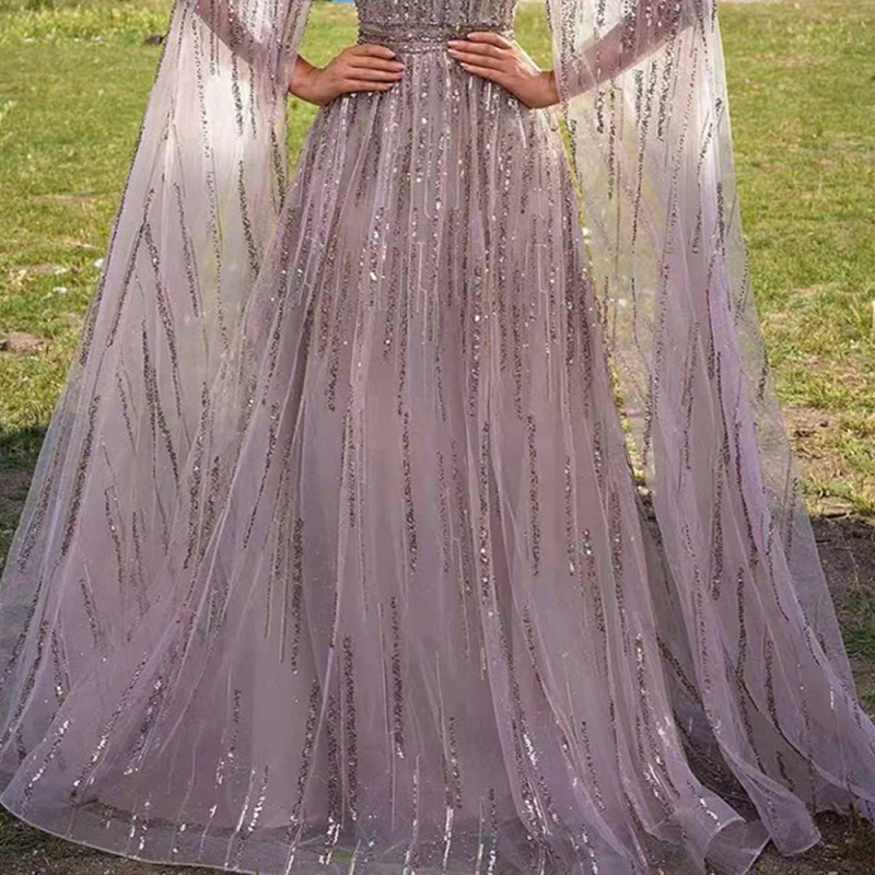 Vakarinių suknelių be peties, ilgos rankovės, juosmens viduryje, fishtail siluetas su ilga sijona, audinys poliesteris ir elastanas (80–90%).