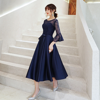 A linijos vakarinė suknelė su aukštu juosmeniu, 3/4 rankovės, ilgas sijonas, poliesterio audinys (70–80%).