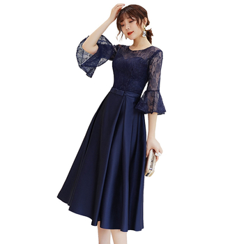 A linijos vakarinė suknelė su aukštu juosmeniu, 3/4 rankovės, ilgas sijonas, poliesterio audinys (70–80%).