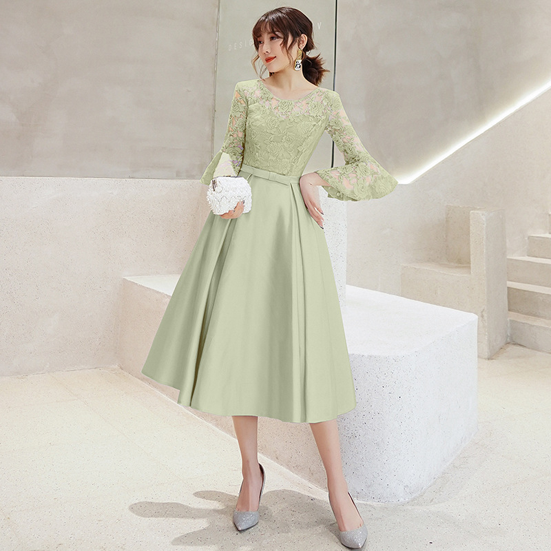 A linijos vakarinė suknelė su aukštu juosmeniu, 3/4 rankovės, ilgas sijonas, poliesterio audinys (70–80%).