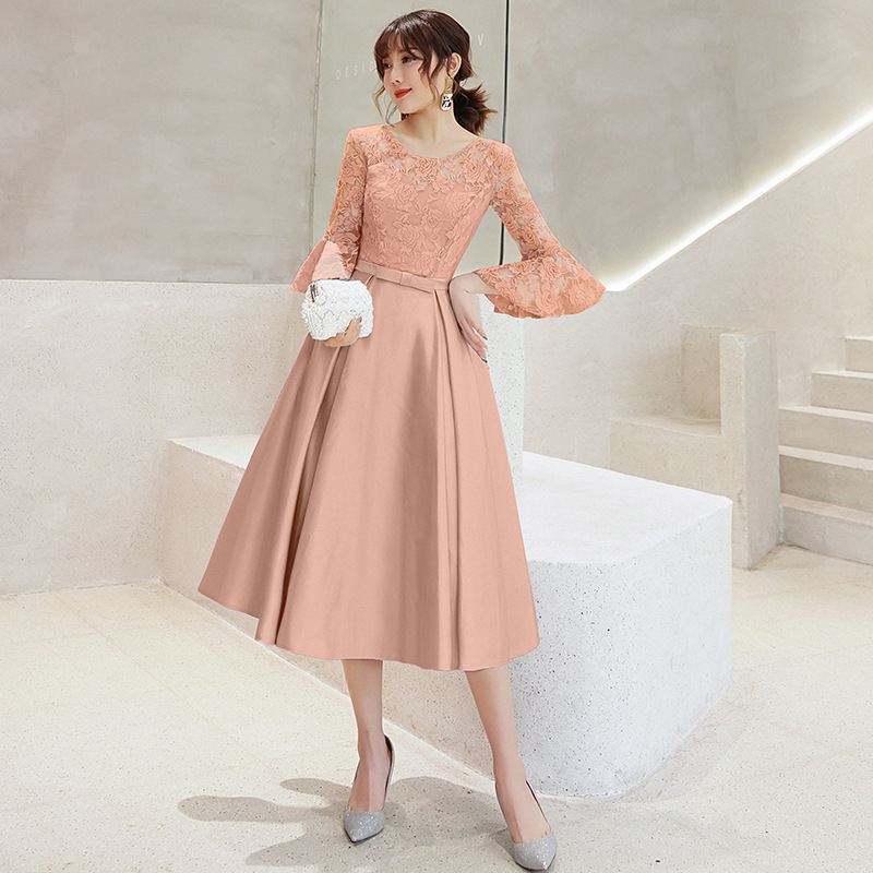 A linijos vakarinė suknelė su aukštu juosmeniu, 3/4 rankovės, ilgas sijonas, poliesterio audinys (70–80%).