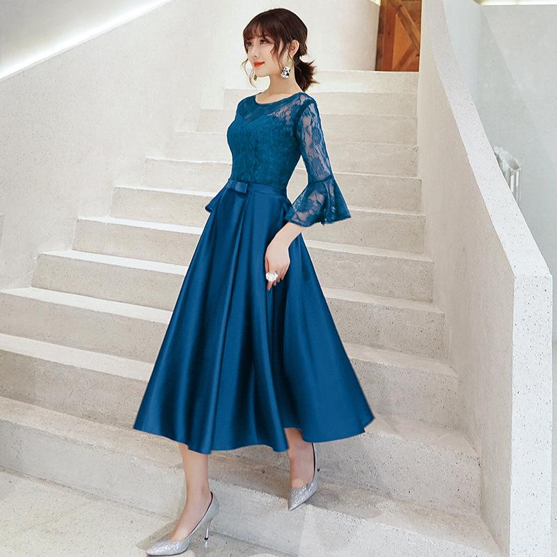 A linijos vakarinė suknelė su aukštu juosmeniu, 3/4 rankovės, ilgas sijonas, poliesterio audinys (70–80%).