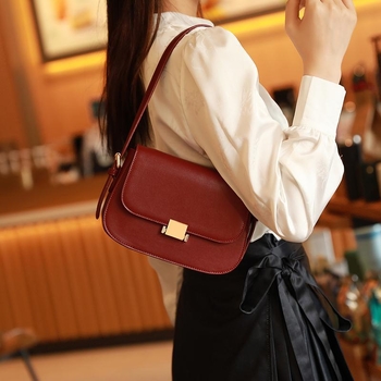 Moteriška crossbody rankinė – PU oda, miesto paprastumas, dangtelio uždarymas, mažas kvadratinis dizainas, telefono kišenė, pavasaris 2025