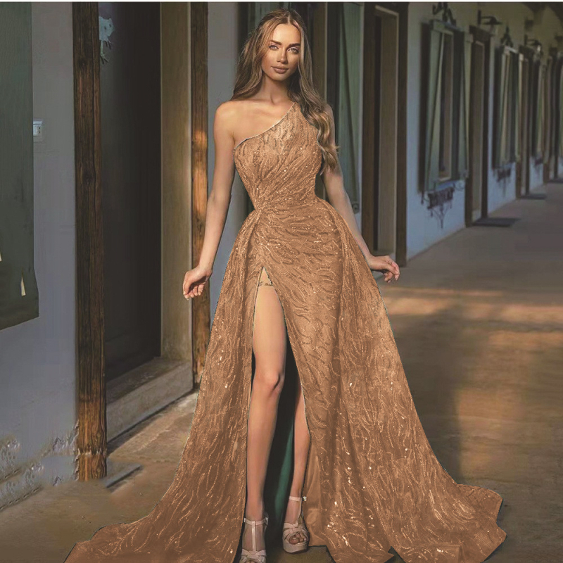 Blizga vakarinė suknelė su plonomis petimis, nuolydus pečius, Žuvies uodegos siluetas viduryje juosmens