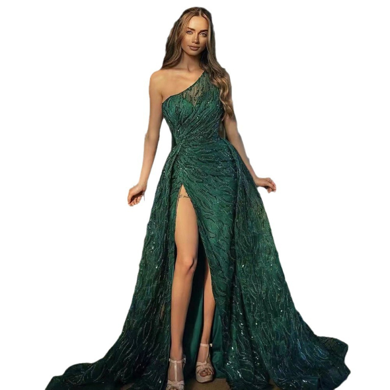 Blizga vakarinė suknelė su plonomis petimis, nuolydus pečius, Žuvies uodegos siluetas viduryje juosmens